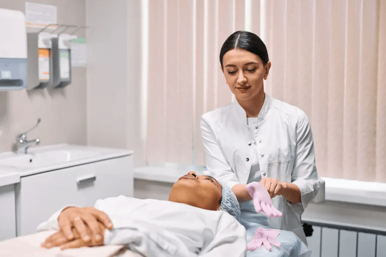 تقنيات تنظيف الوجه غير الجراحية.. فعالية حقيقية أم وعود تجميلية؟