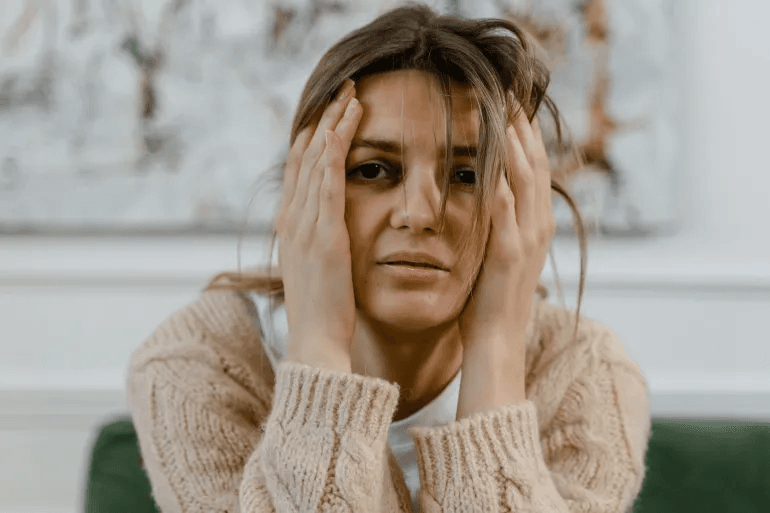 الدوخة عند النهوض.. متى تكون عابرة ومتى تشير إلى انخفاض ضغط الدم؟