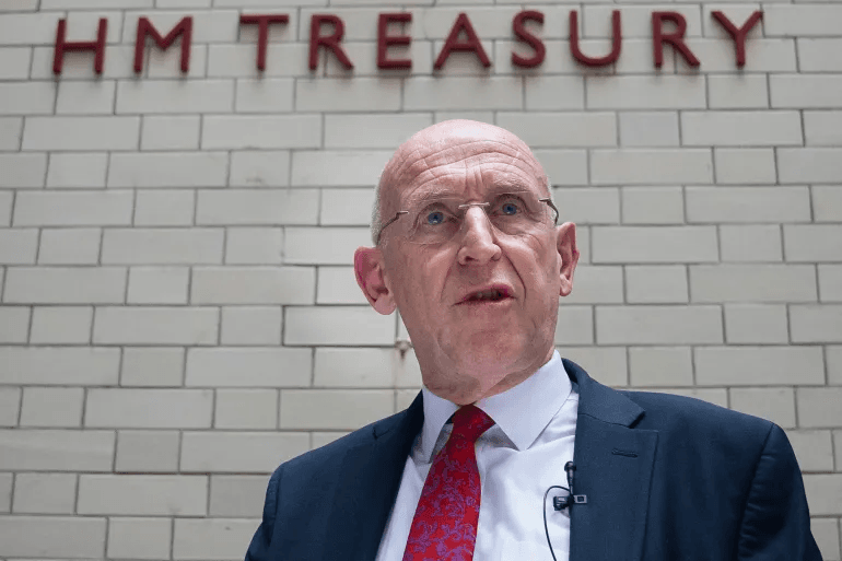 بريطانيا تخفض معدل الخصم لتعزيز جدوى مشروعات البنية التحتية طويلة الأجل