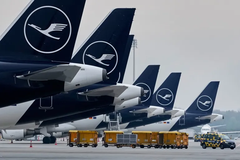 شركات طيران تعلق رحلاتها إلى السعودية ودول مجاورة بعد الهجمات على مطار الرياض